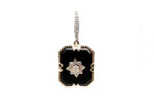 A pair of onyx and diamond earrings in 14 carat yellow gold - 2