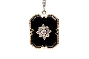 A pair of onyx and diamond earrings in 14 carat yellow gold - 3