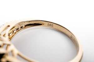 A sapphire and diamond ring in 14 carat yellow gold - 5