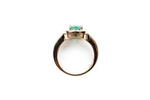An emerald and diamond ring in 14 carat yellow gold - 4