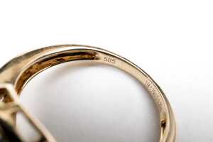 An emerald and diamond ring in 14 carat yellow gold - 5