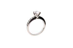 A diamond ring in 18ct white gold - 2
