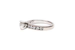A diamond ring in 18ct white gold - 3