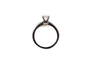 A diamond ring in 18ct white gold - 4