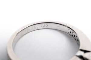 A diamond ring in 18ct white gold - 5
