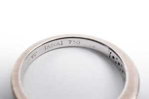 A diamond band in 18 carat white gold - 4