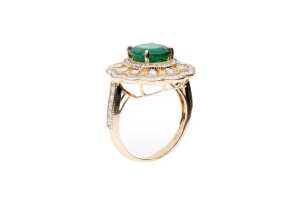 An emerald and diamond ring in 14 carat yellow gold - 2