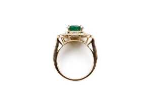 An emerald and diamond ring in 14 carat yellow gold - 4