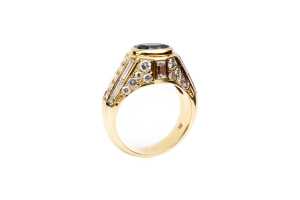 An emerald and diamond ring in 18 carat yellow gold - 2