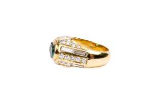 An emerald and diamond ring in 18 carat yellow gold - 3