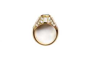 An emerald and diamond ring in 18 carat yellow gold - 4