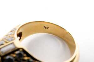 An emerald and diamond ring in 18 carat yellow gold - 5