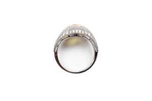 A yellow sapphire and diamond ring in 14 carat white gold - 4