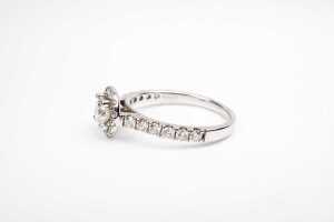 A diamond halo ring in 18 carat white gold - 3