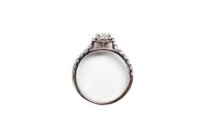 A diamond halo ring in 18 carat white gold - 4