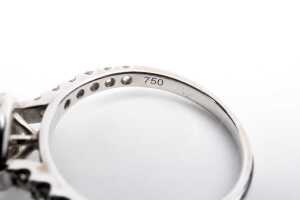 A diamond halo ring in 18 carat white gold - 5