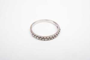 A diamond band in 18 carat white gold - 2