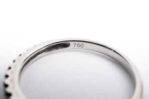 A diamond band in 18 carat white gold - 4