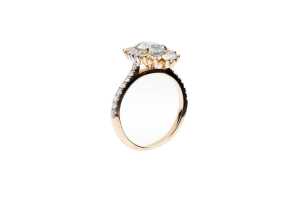 An aquamarine and diamond ring in 9 carat yellow gold - 2