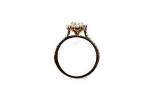 An aquamarine and diamond ring in 9 carat yellow gold - 4