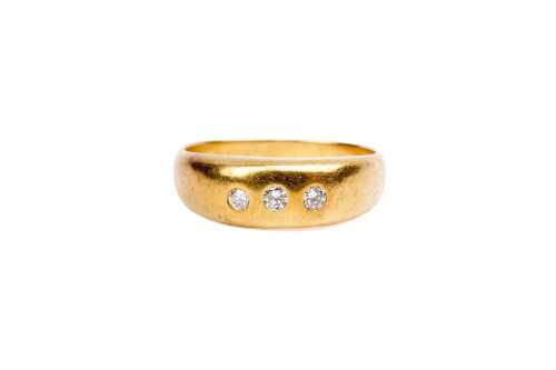 A diamond ring in 18 carat yellow gold