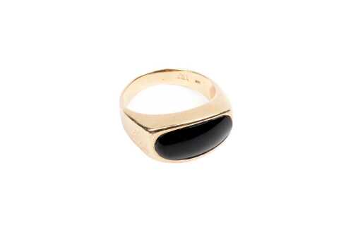 A vintage onyx signet ring in 14 carat yellow gold