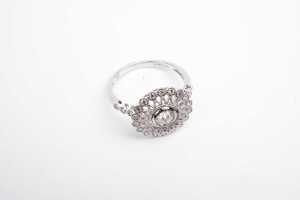 A diamond ring in 14 carat white gold - 2