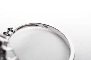 A diamond ring in 14 carat white gold - 5