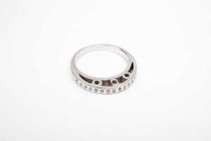 A diamond ring in 18 carat white gold - 2