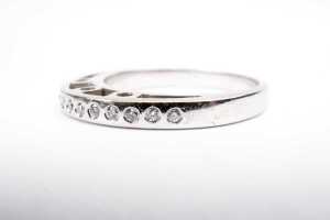 A diamond ring in 18 carat white gold - 3