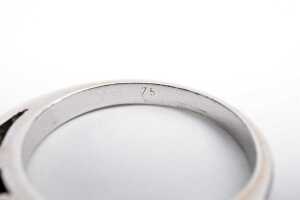 A diamond ring in 18 carat white gold - 4
