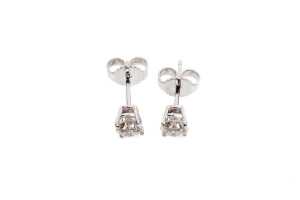 A pair of diamond stud earrings in 14 carat white gold - 2
