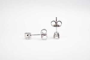 A pair of diamond stud earrings in 14 carat white gold - 3