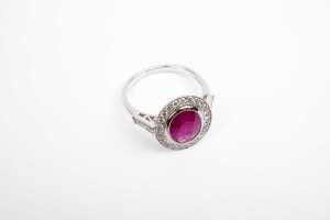 A ruby and diamond ring in 14 carat white gold - 2