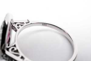 A ruby and diamond ring in 14 carat white gold - 5