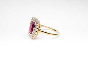 A ruby and diamond ring in 18 carat yellow gold - 3