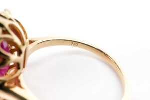 A ruby and diamond ring in 18 carat yellow gold - 5