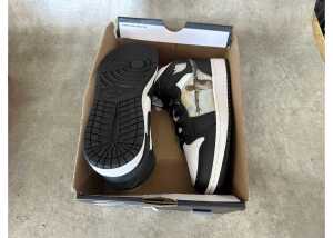 Nike Air Jordan 1 Mid 'Hologram', Kids US 6Y* - 5