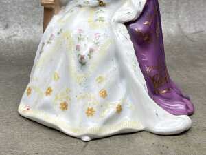 Royal Doulton Classics 'Queen Elizabeth II Coronation' porcelain figure in original box - 3