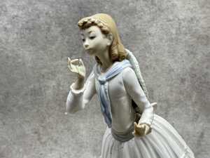 Lladro porcelain figure of a girl in a garden - 2