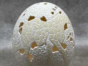 Hand-carved ostrich egg with giraffe decoration - 2
