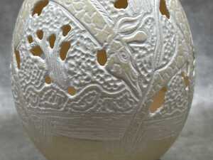 Hand-carved ostrich egg with giraffe decoration - 3