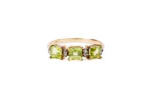 A peridot and diamond ring in 9 carat yellow gold