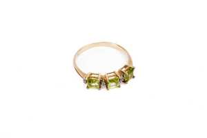 A peridot and diamond ring in 9 carat yellow gold - 2