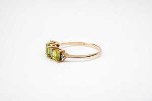 A peridot and diamond ring in 9 carat yellow gold - 3