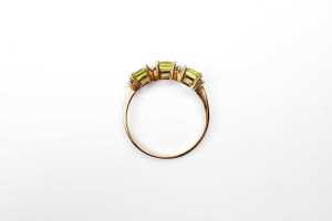 A peridot and diamond ring in 9 carat yellow gold - 4