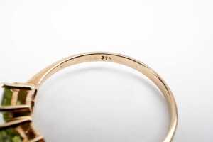 A peridot and diamond ring in 9 carat yellow gold - 5