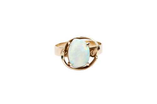 A vintage opal ring in 9 carat yellow gold