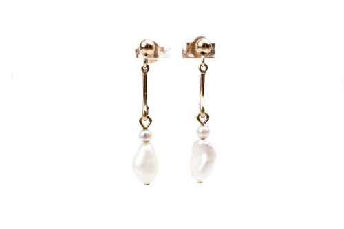 A pair of freshwater pearl earrings in 9 carat yellow gold