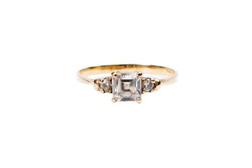 A cubic zirconia ring in 9 carat yellow gold